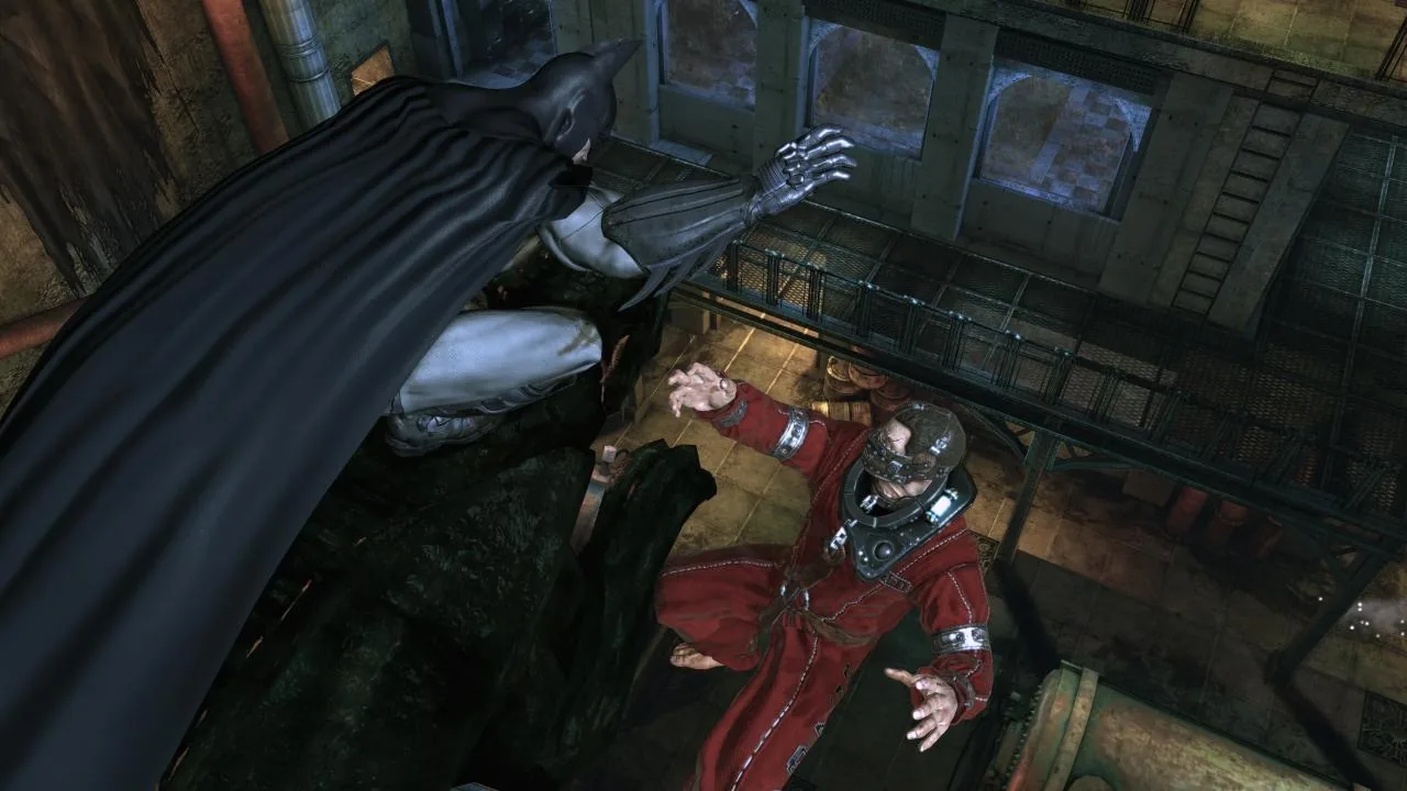 Batman observa inimigos armados do alto de uma sala em Arkham Asylum.