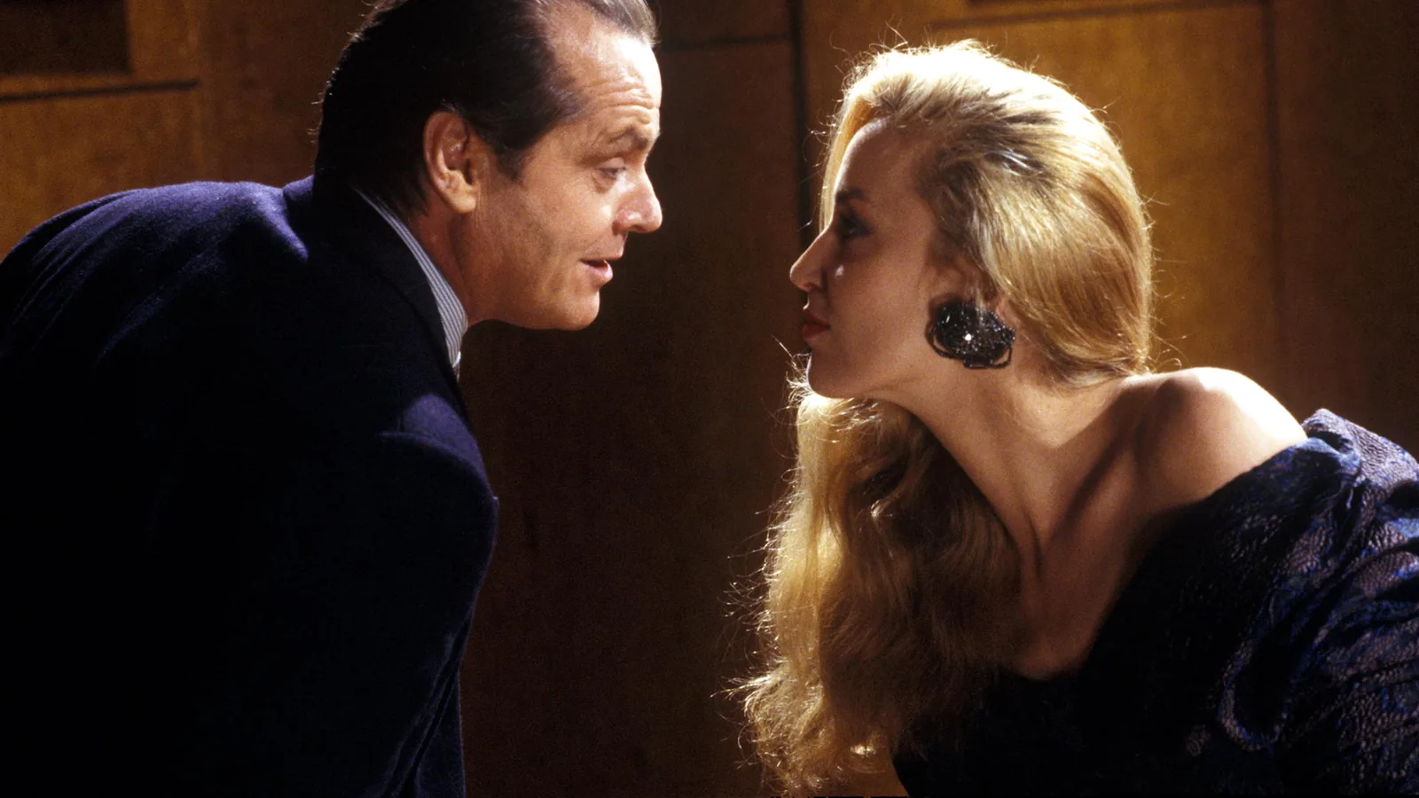 Michael Keaton como Bruce Wayne ao lado de Kim Basinger como Vicki Vale em Batman de 1989.