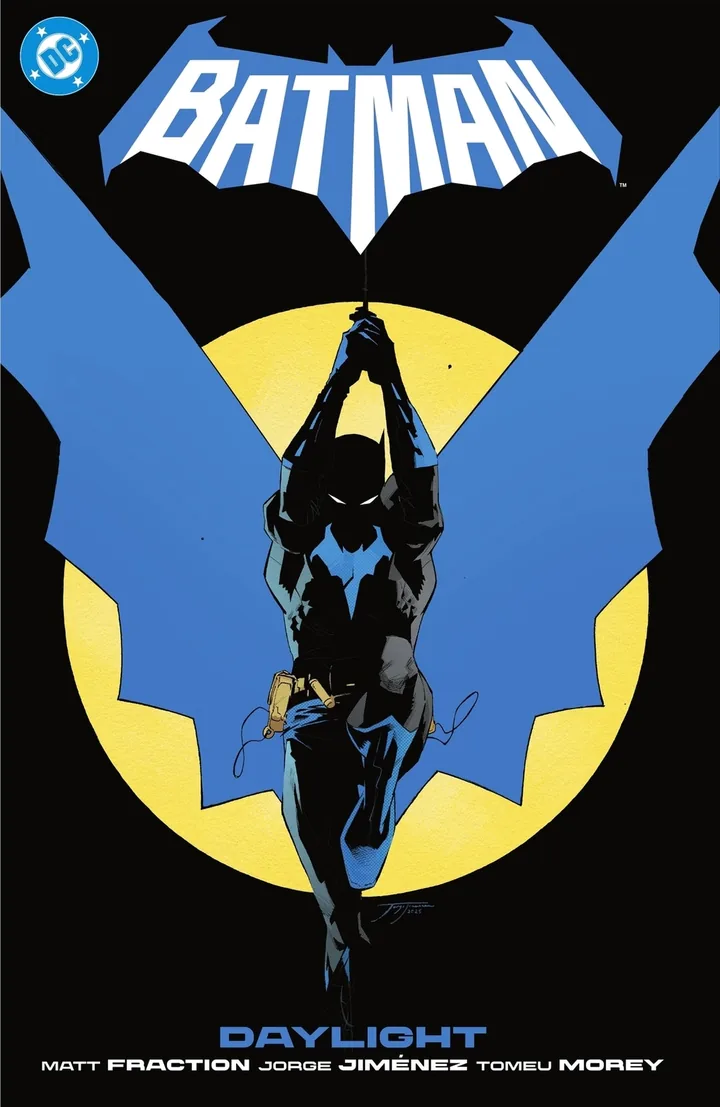 Capa de Batman Daylight, com Batman de capa azul sob um grande símbolo amarelo.