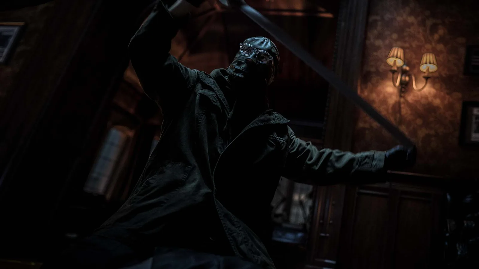 Robert Pattinson como Batman em uma cena de ação dentro de um ambiente escuro.