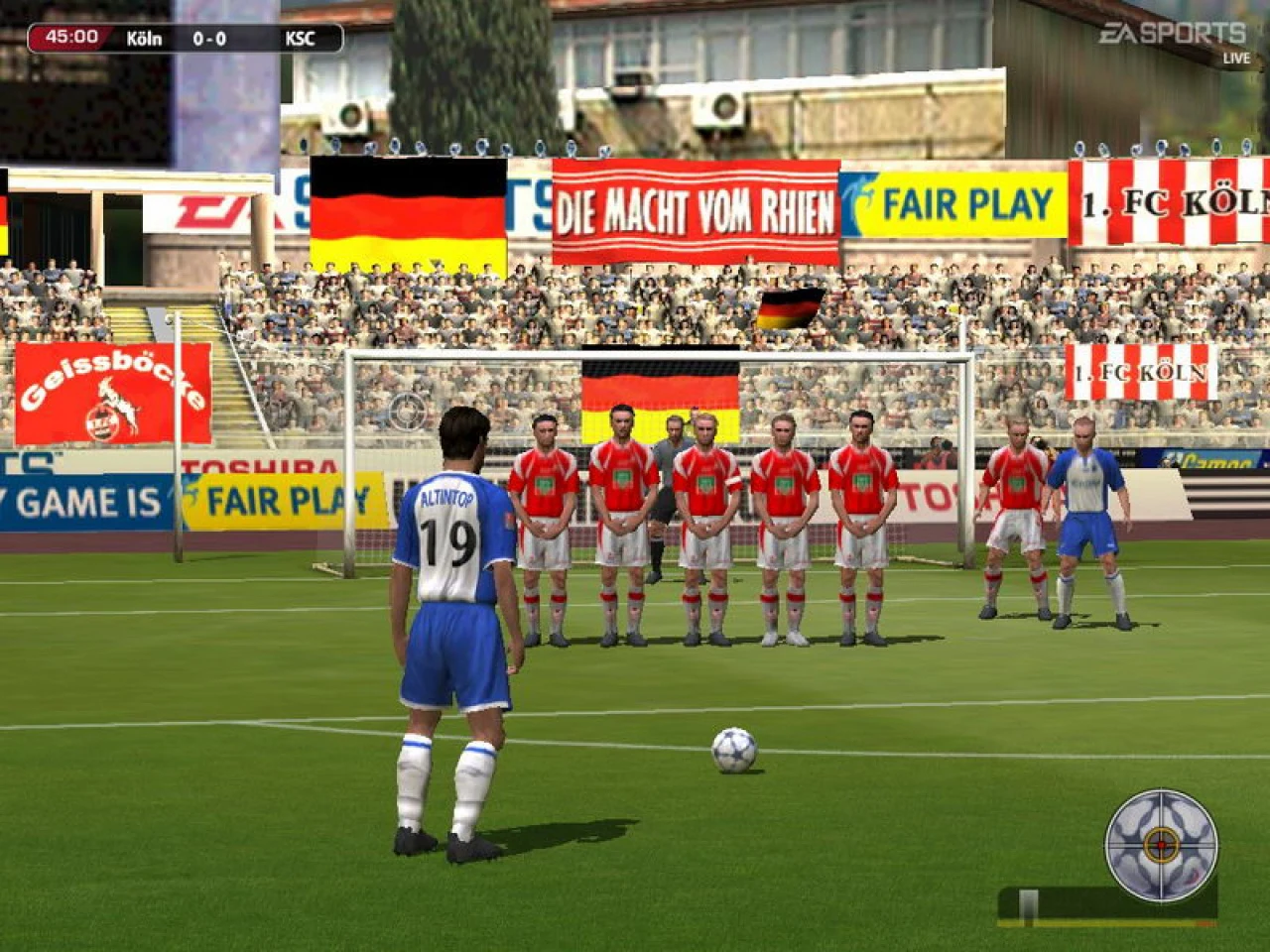 Cobrança de falta em FIFA 2005, com a barreira diante do gol