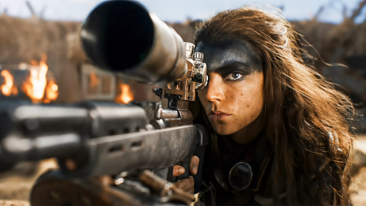 Furiosa com o rosto pintado em gracha e com o olho na mira de um rifle de precisão. 

“Furiosa: Uma Saga Mad Max” é o quinto filme da franquia Mad Max, de George Miller, e o segundo longa após o reboot de 2015, agindo como um prequela ao criticamente aclamado “Mad Max: Estrada da Fúria”.