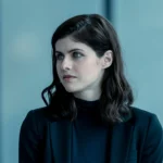 Alexandra Daddario como Rowan Fielding em cena da série As Bruxas de Mayfair.
