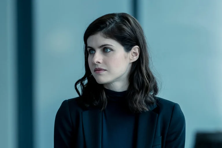 Alexandra Daddario como Rowan Fielding em cena da série As Bruxas de Mayfair.