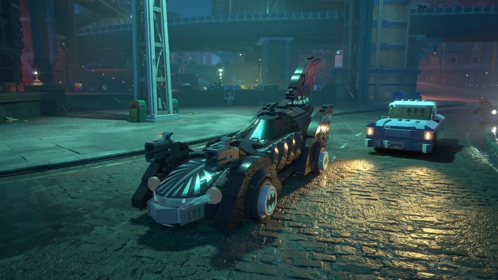 Batmóvel estacionado em uma rua molhada de Gotham com um carro ao fundo.