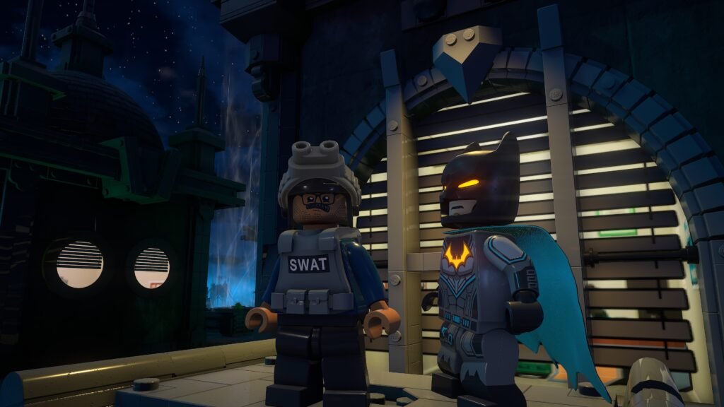 LEGO Batman Legacy of the Dark Knight Batman ao lado de um policial da SWAT diante de uma estrutura iluminada.