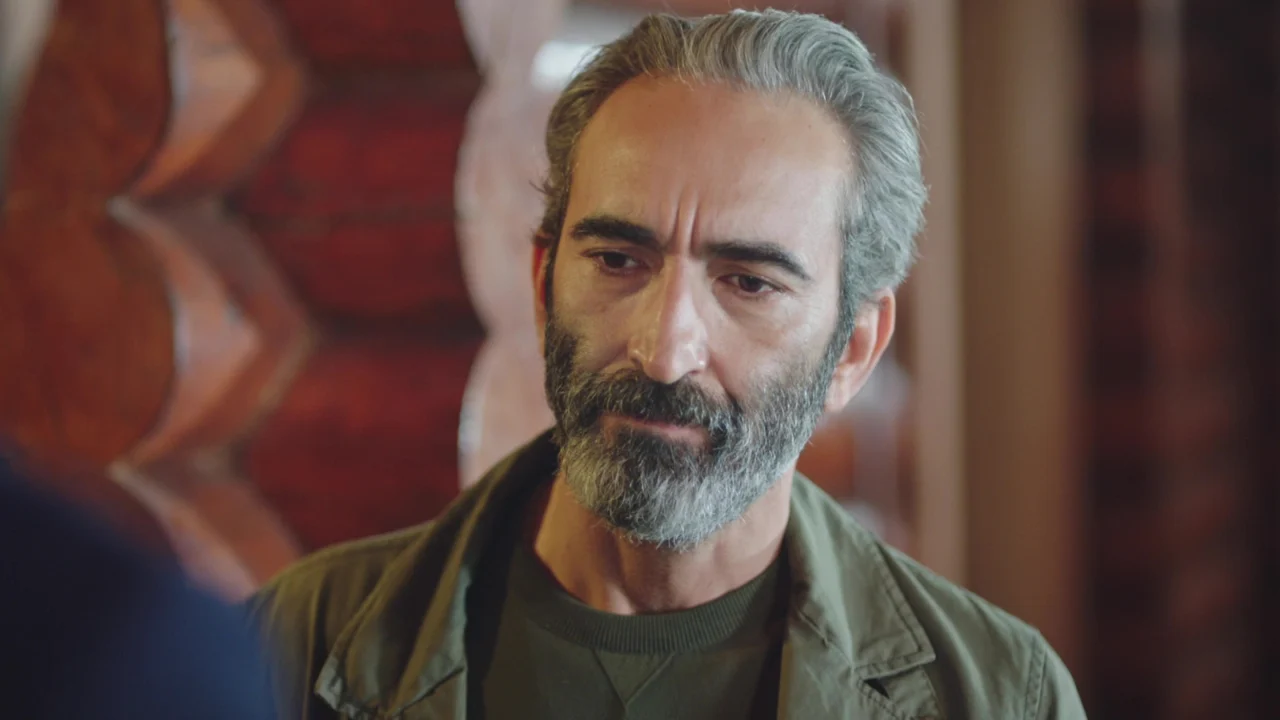 Mehmet Koşaner em cena da novela Meu Nome é Farah