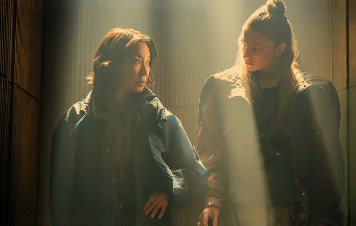 Michelle Yeoh e Hunter Schafer em cena de Blade Runner 2099