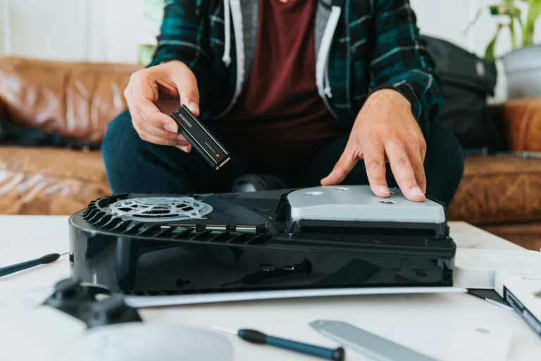 Como instalar SSD no PS5 sem errar o encaixe ou o dissipador