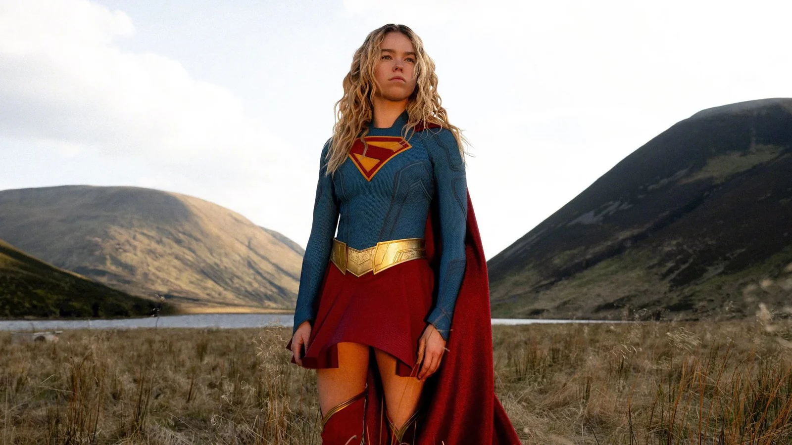 Milly Alcock como Supergirl dentro de uma nave no filme da DC