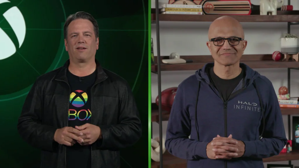 Nadella ao lado de Phil Spencer