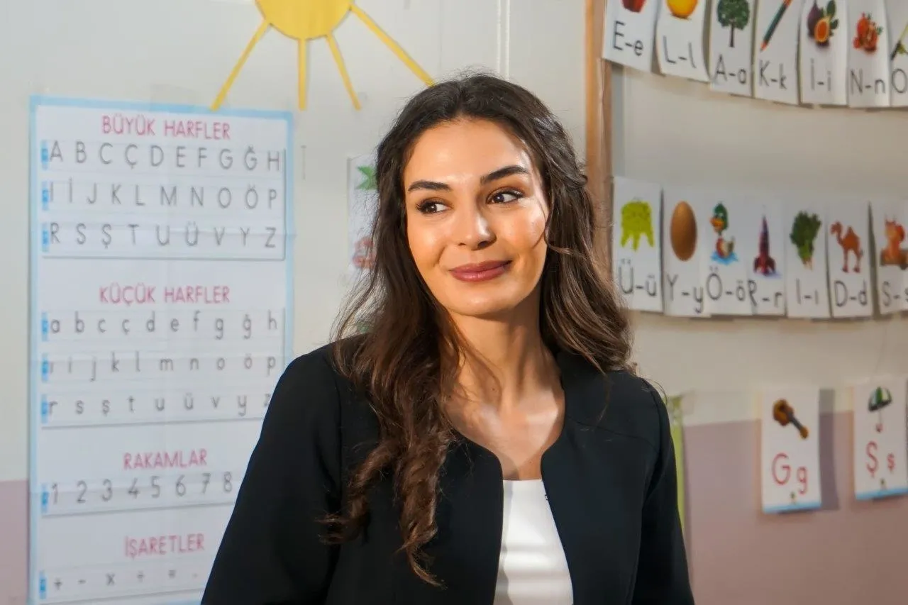 Reyyan como professora no final de Hercai