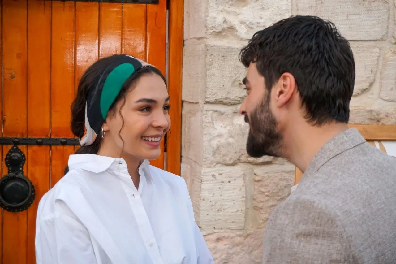 Reyyan e Miran conversam no último episódio de Hercai