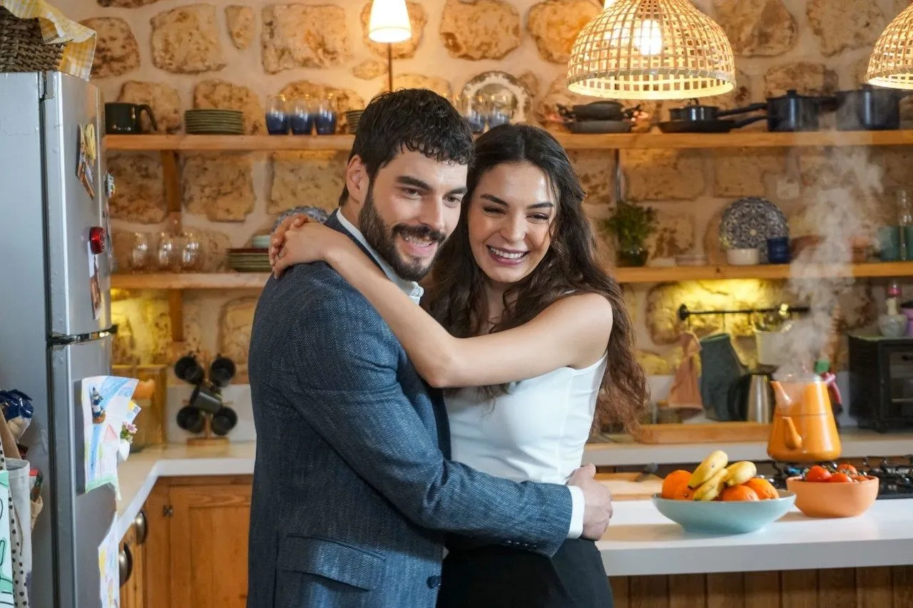 Reyyan e Miran abraçados no final de Hercai