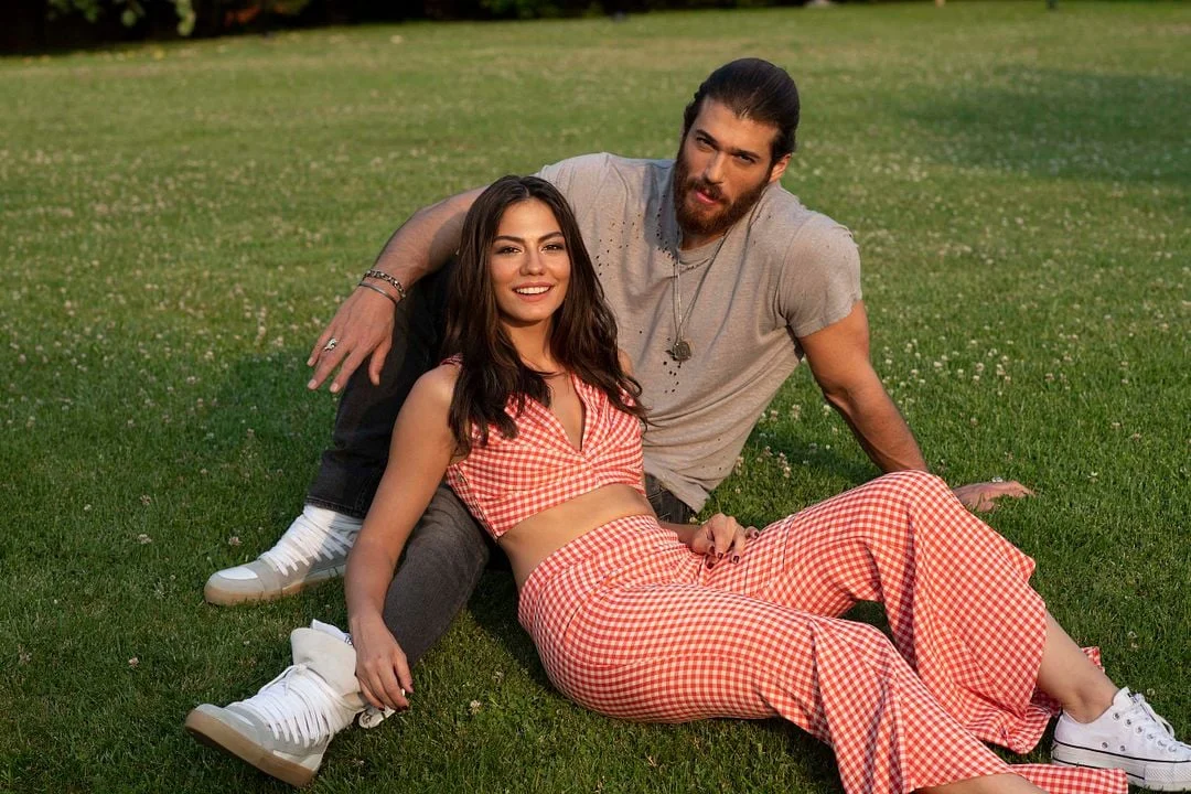 Demet Özdemir e Can Yaman juntos em A Sonhadora