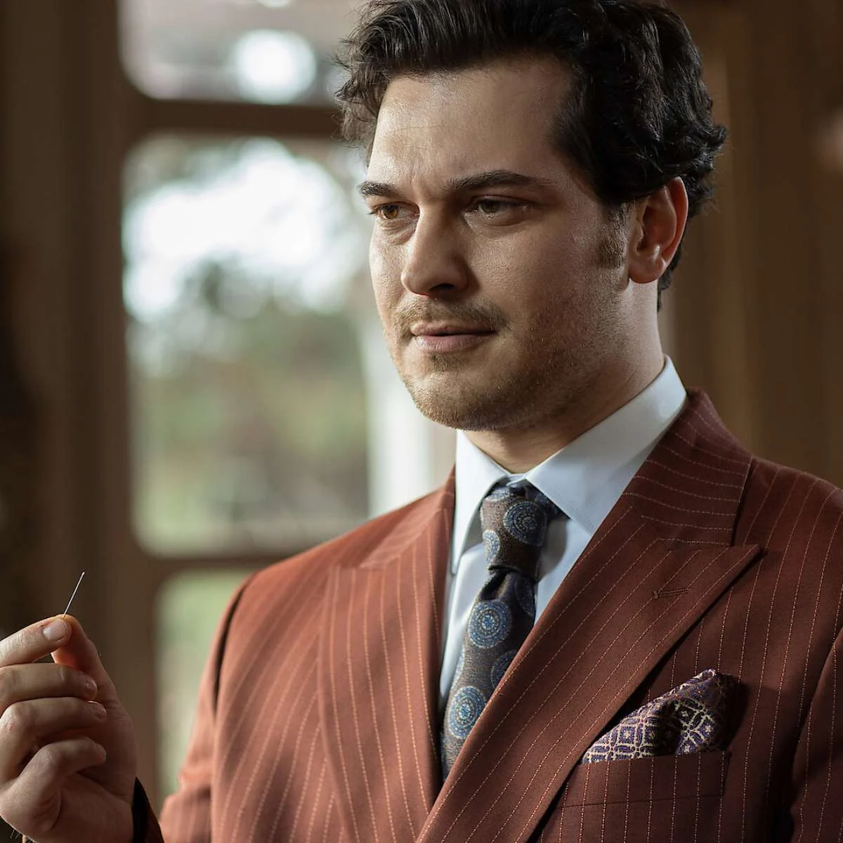 Çağatay Ulusoy como Peyami em O Famoso Alfaiate