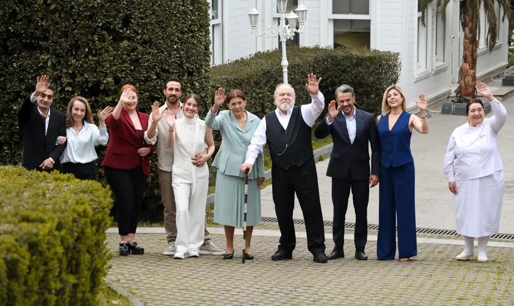 Família Korhan reunida no final de O Canto do Pássaro