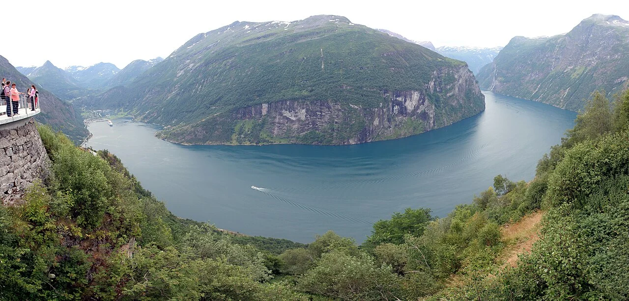 Vista panorâmica do fiorde e da comunidade de Geiranger, na Noruega
