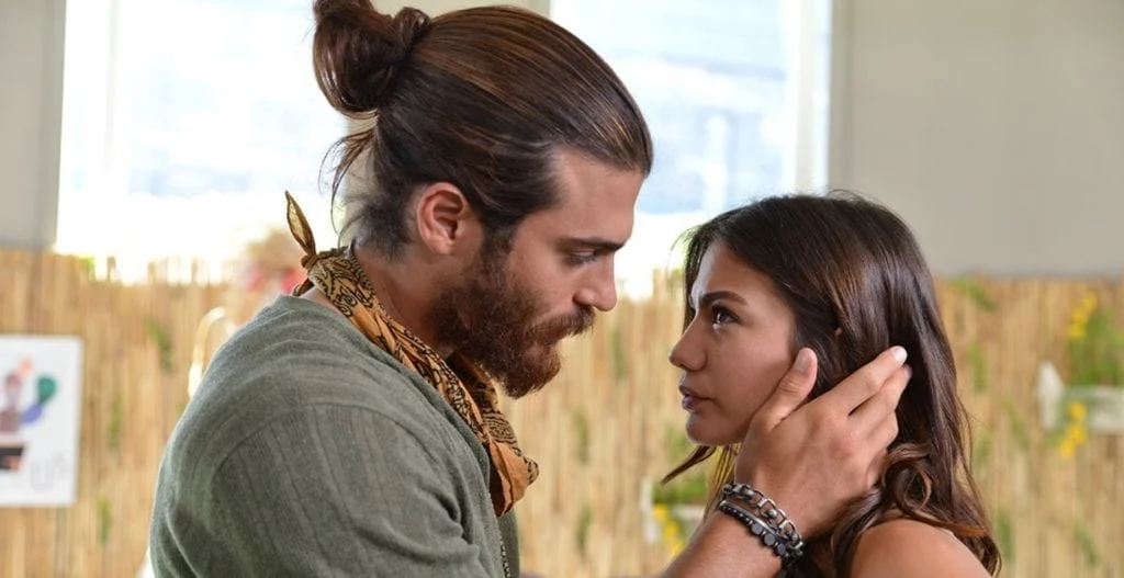 Can Yaman e Demet Özdemir como Can Divit e Sanem em A Sonhadora
