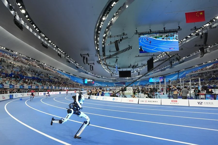 Robô humanoide Tiangong correndo na pista dos Jogos Mundiais de Robôs Humanoides de 2026 em Pequim
