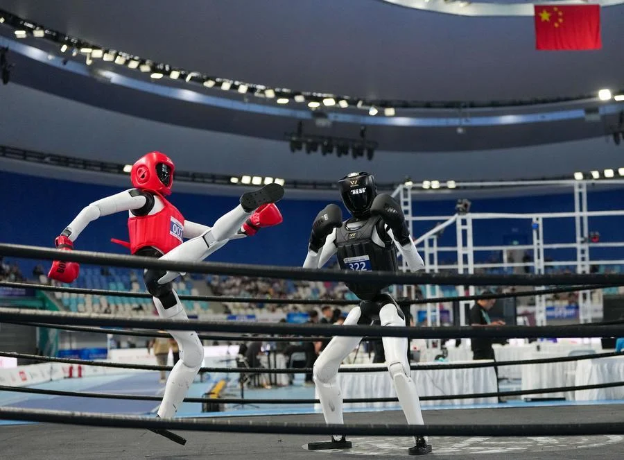 Dois robôs humanoides lutando boxe nos Jogos Mundiais de Robôs Humanoides de Pequim