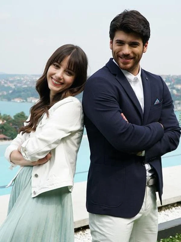 Özge Gürel e Can Yaman como Nazlı e Ferit em Dolunay
