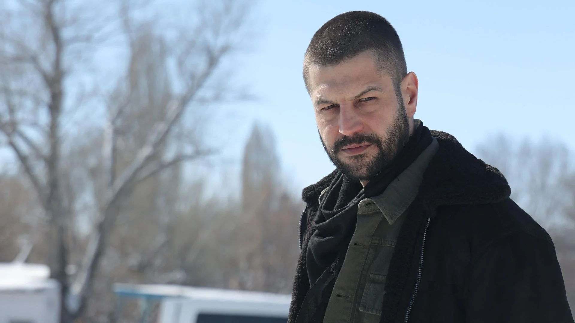 Serhat Teoman com cabelo curto e barba como Faroz em Veliaht