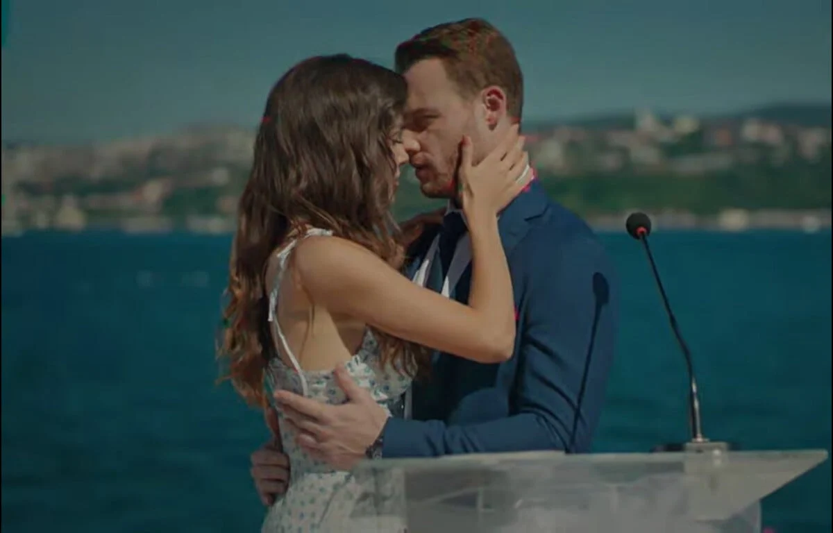 Hande Erçel e Kerem Bürsin como Eda e Serkan em Será Isso Amor