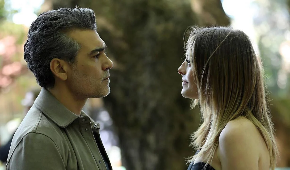 Cansu Dere e Caner Cindoruk como Asya e Volkan em Iludida