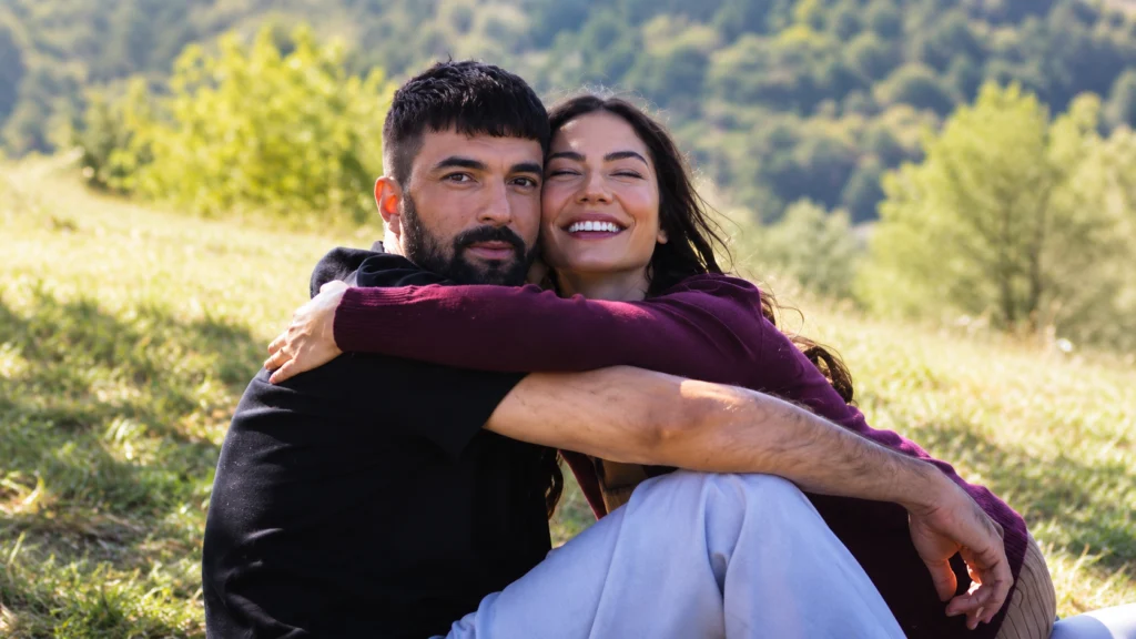 Casal abraçado ao ar livre em cena promocional de Meu Nome é Farah