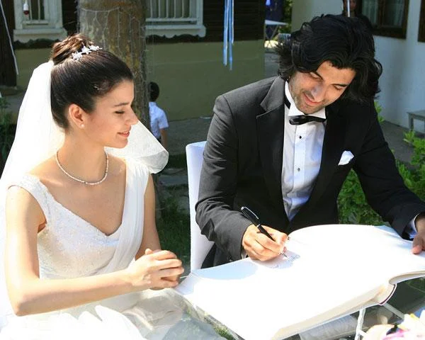 Beren Saat e Engin Akyürek como Fatmagül e Kerim em Fatmagül