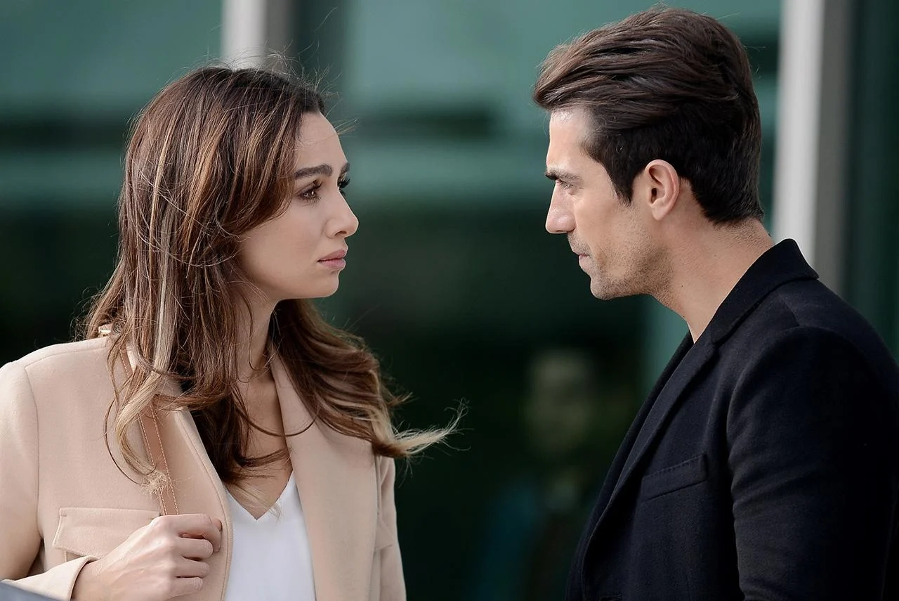 Aslı e Ferhat frente a frente em Siyah Beyaz Aşk