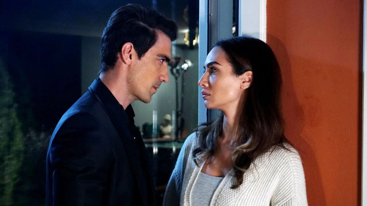 Ferhat e Aslı frente a frente em Siyah Beyaz Aşk