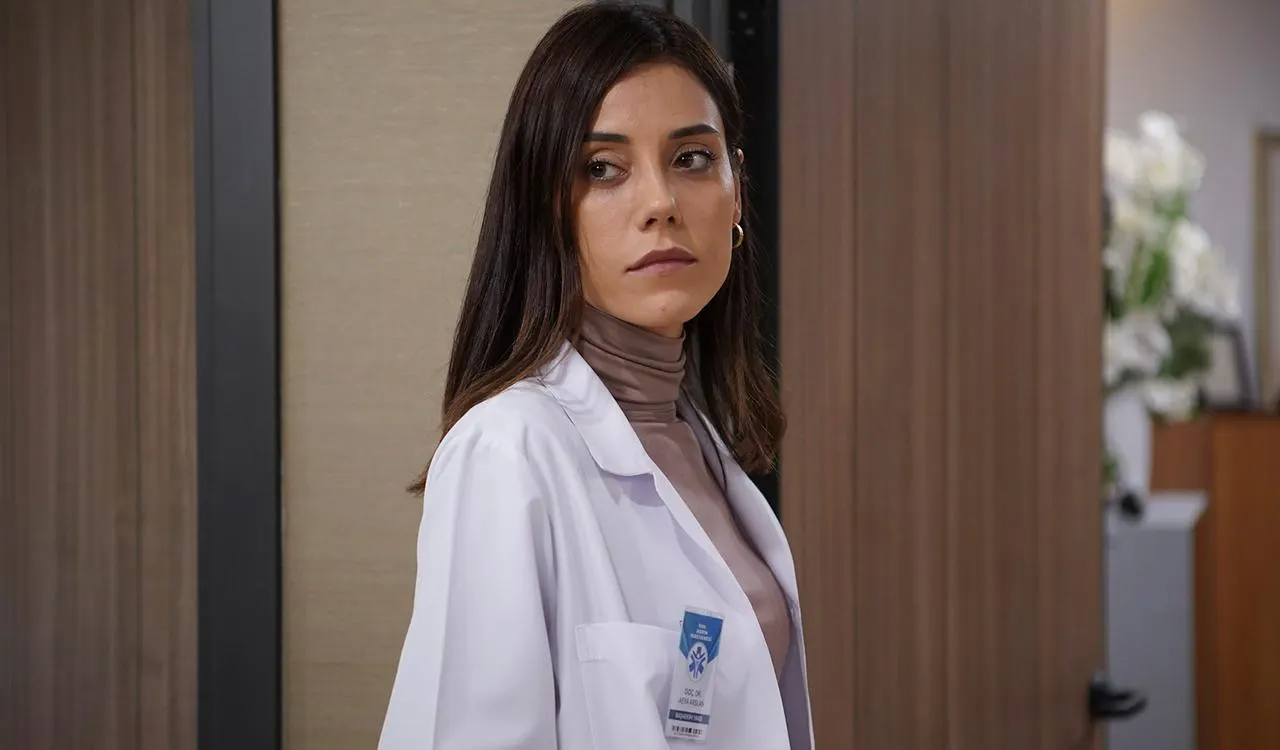Cansu Dere de jaleco branco como a médica Asya em Iludida