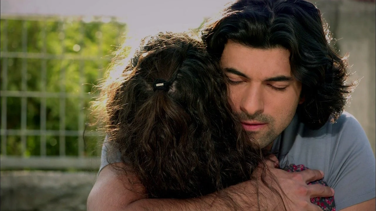 Kerim abraça Fatmagül durante a novela Fatmagül