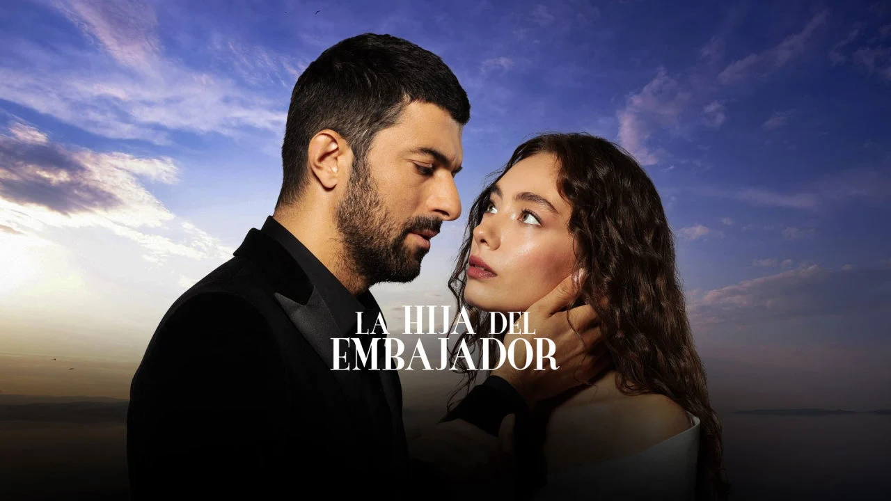 Engin Akyürek e Neslihan Atagül como Sancar e Nare em A Filha do Embaixador