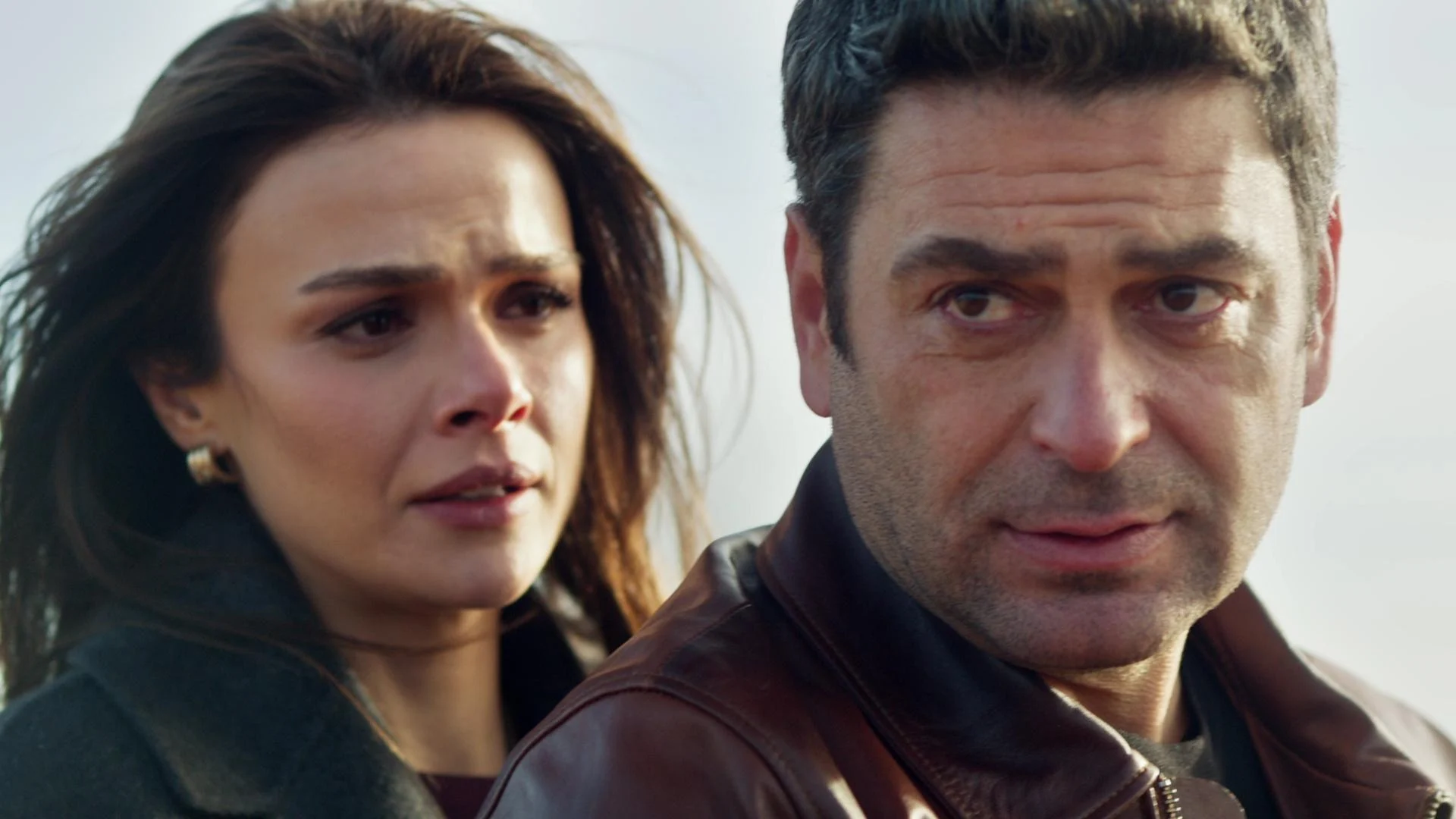 Alya e Cihan em Longe Demais Uzak Sehir