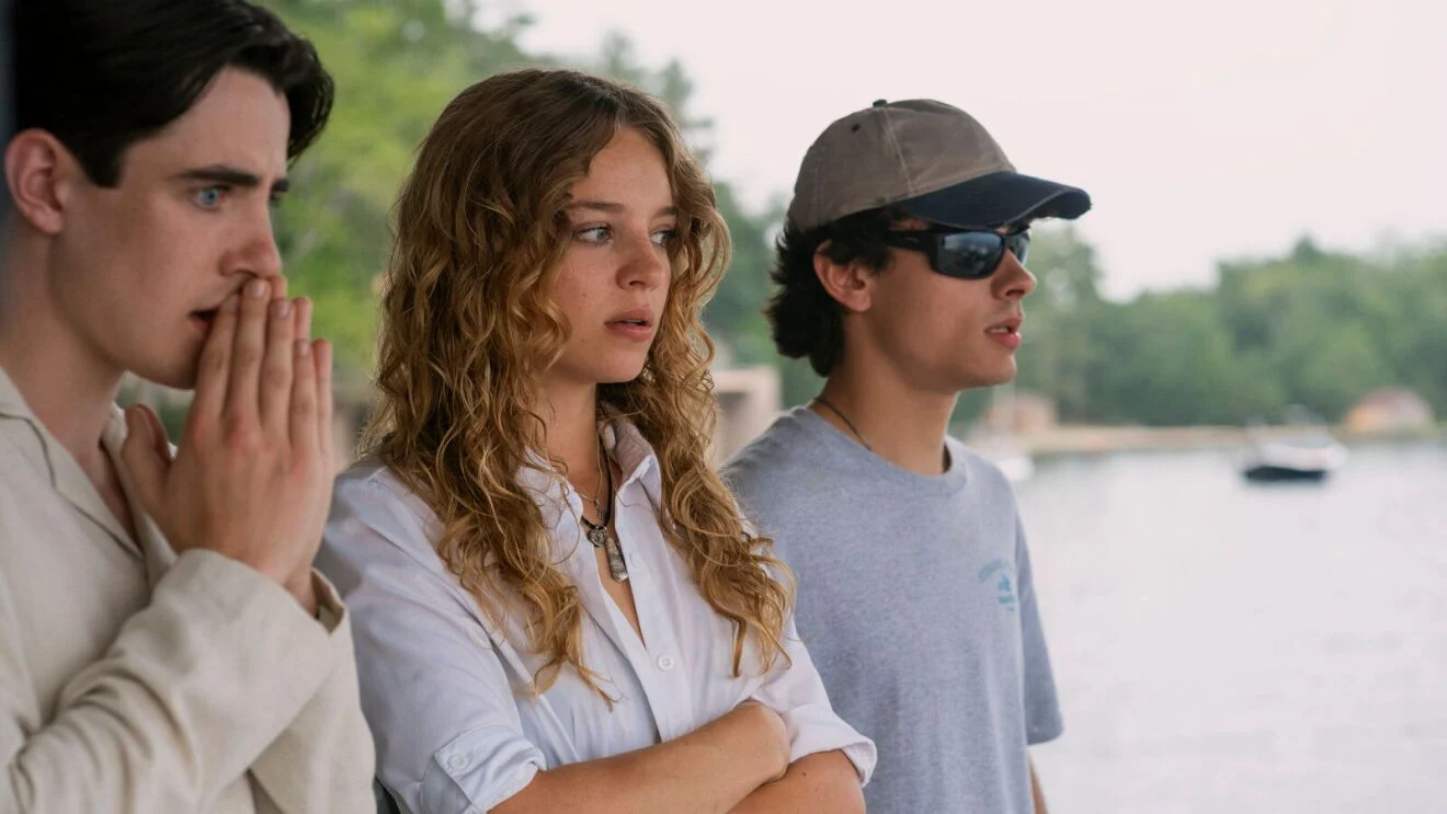 Personagens de Sterling Point reunidos perto do lago