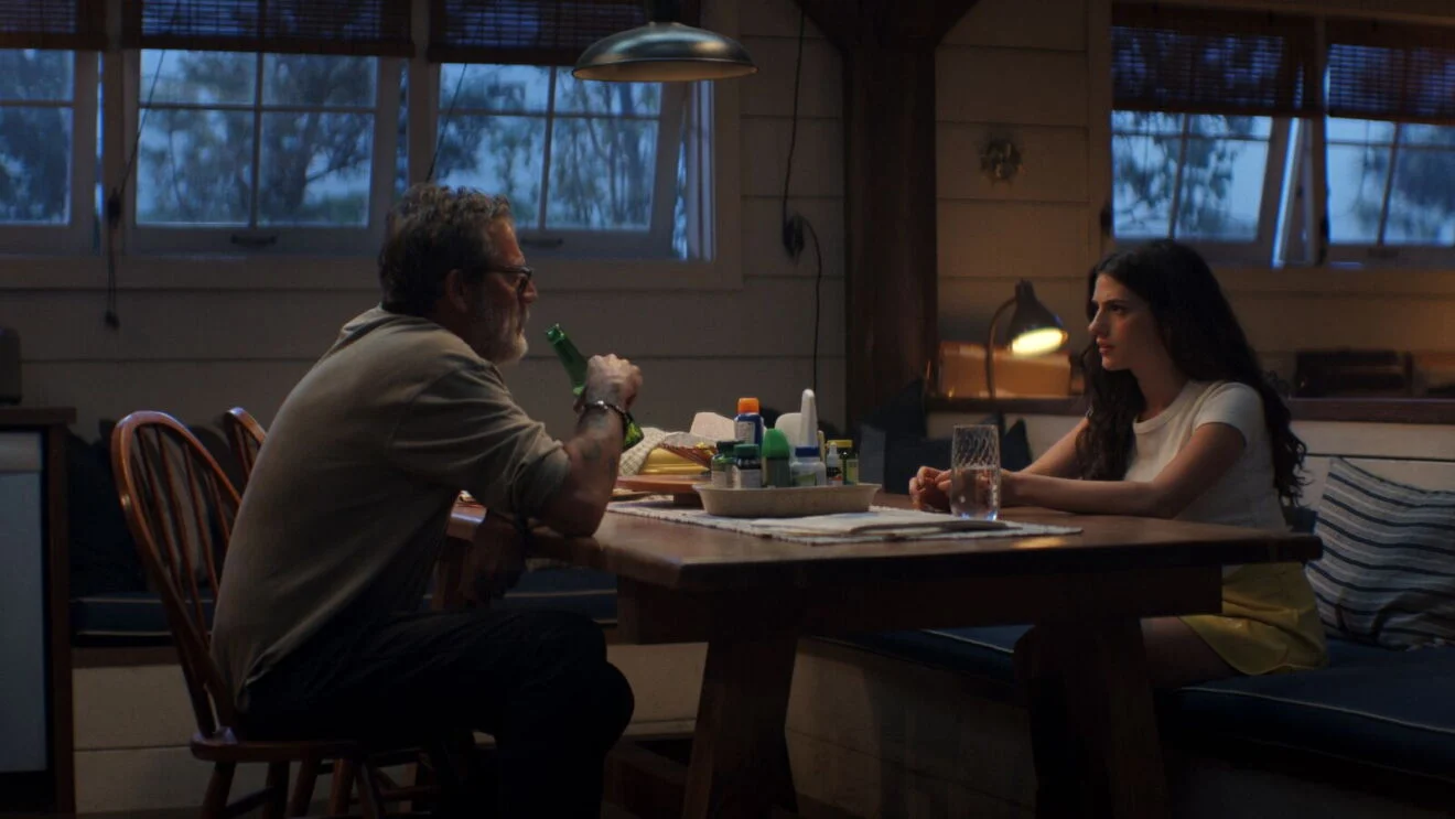 Joe e Annie conversam em Sterling Point
