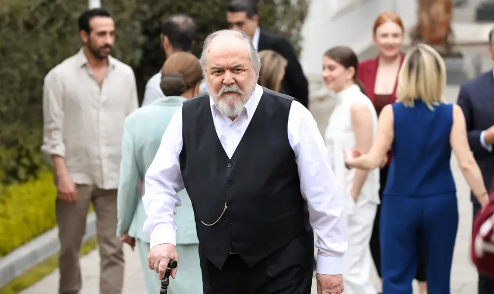 Halis Ağa retornando à mansão no final de O Canto do Pássaro