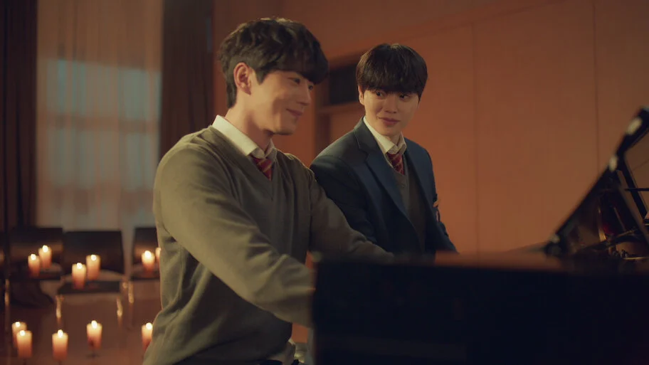 Song Kang e Lee Jun-young tocando piano em Quatro Mãos, Duas Sonatas