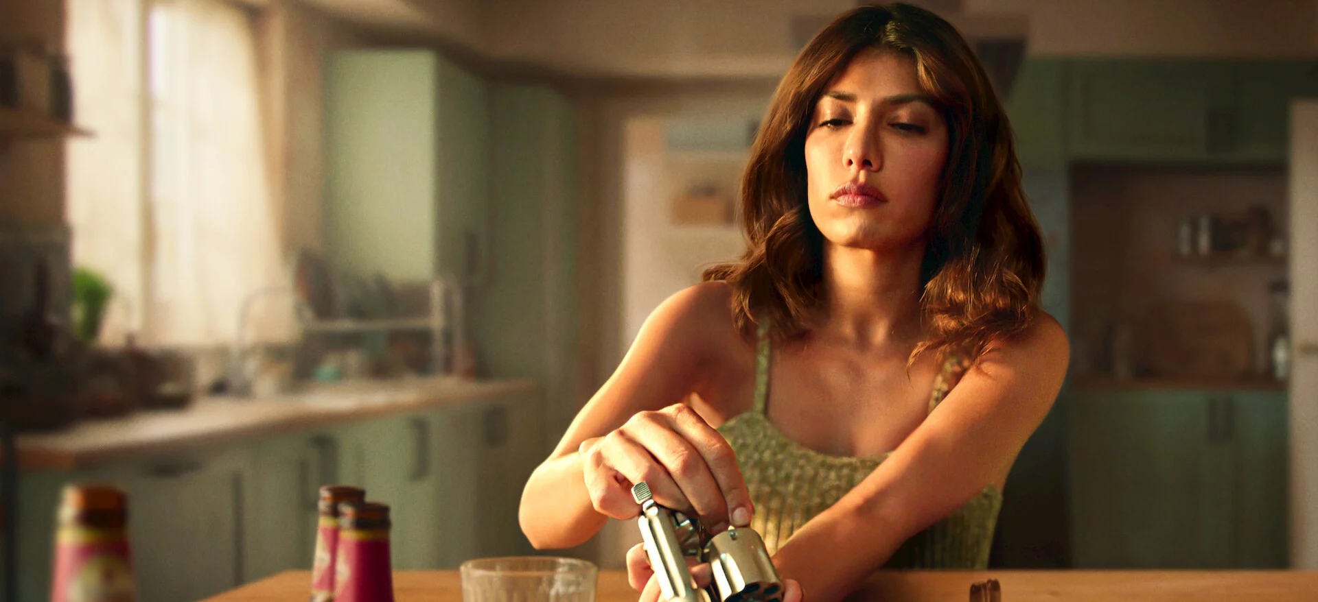 Erin Carter com uma arma na série Quem é Erin Carter