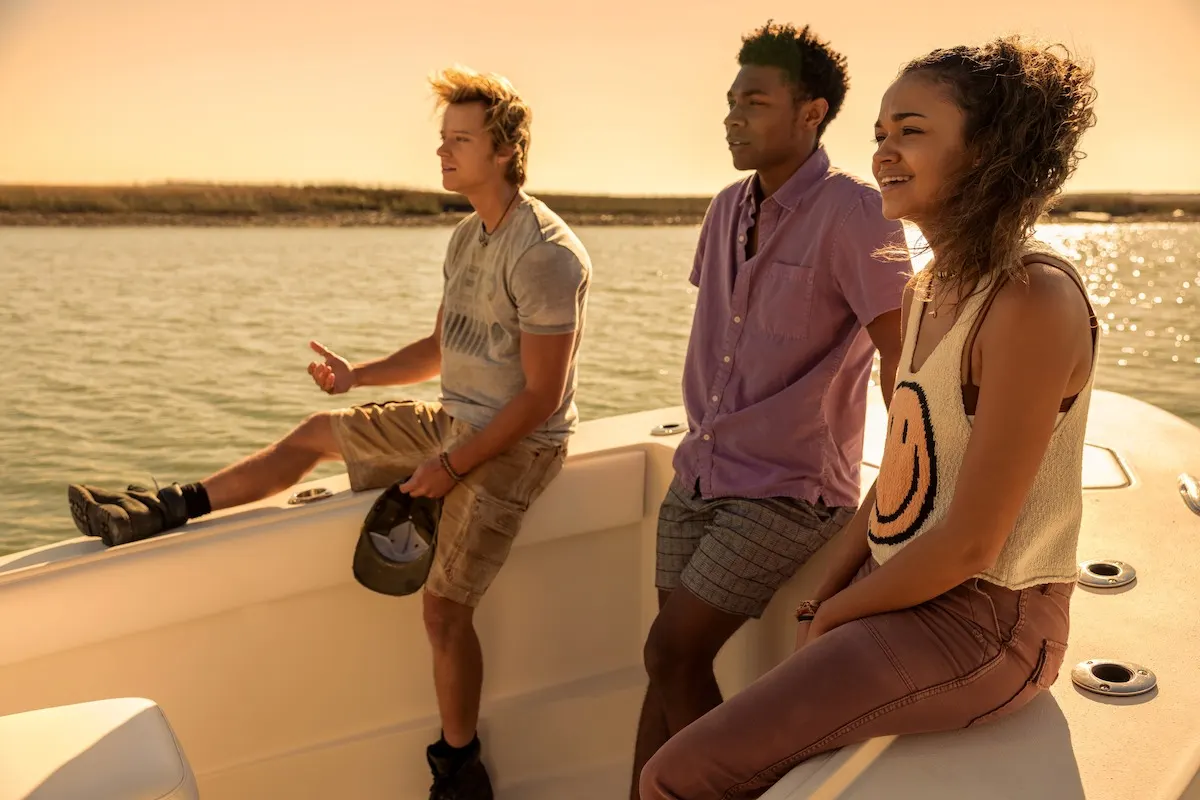 JJ, Pope e Kiara em um barco na segunda temporada de Outer Banks