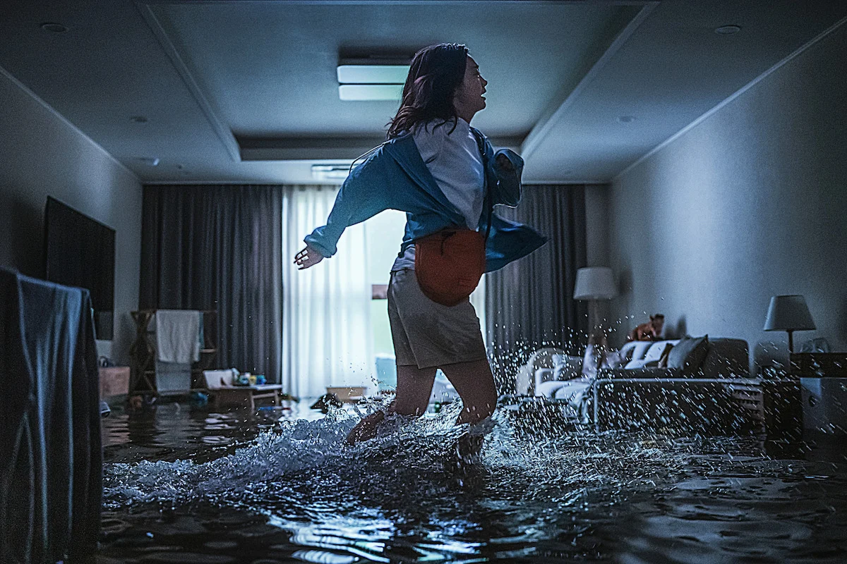 An-na corre dentro do apartamento inundado no filme A Grande Inundação