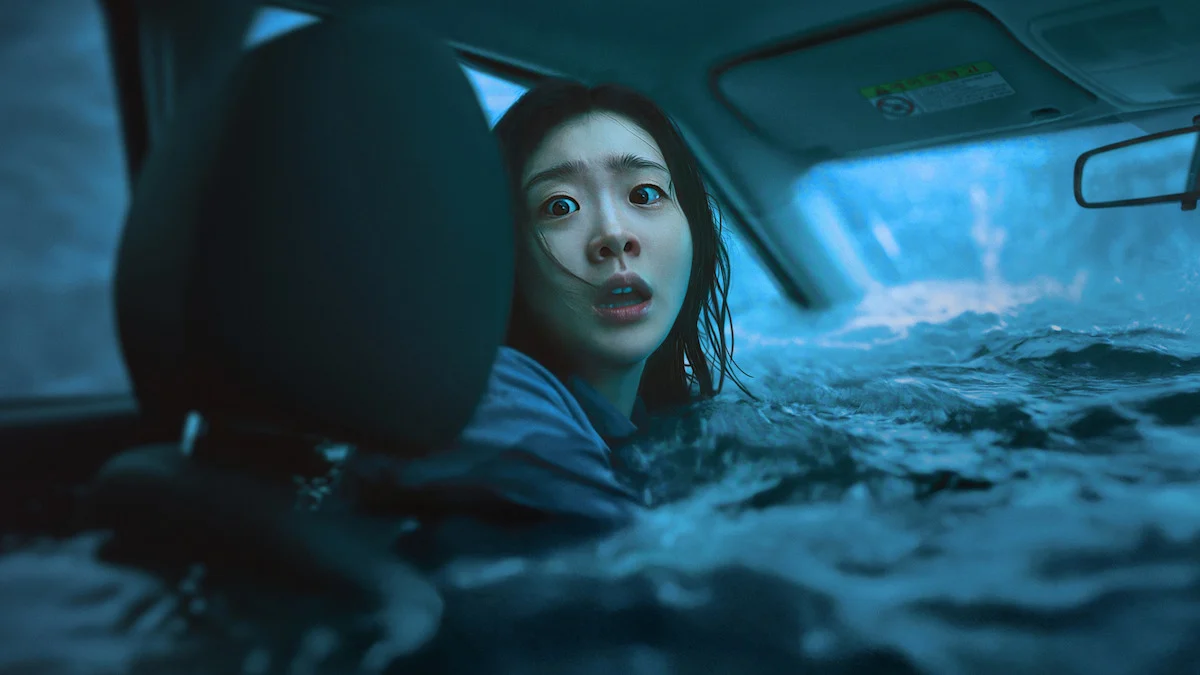 Kim Da-mi como An-na presa em um carro tomado pela água em A Grande Inundação