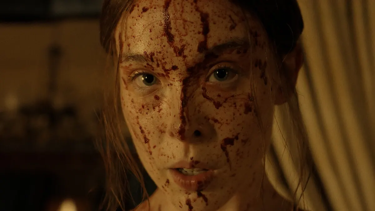 Ella Beatty coberta de sangue como Lizzie Borden em Monstro