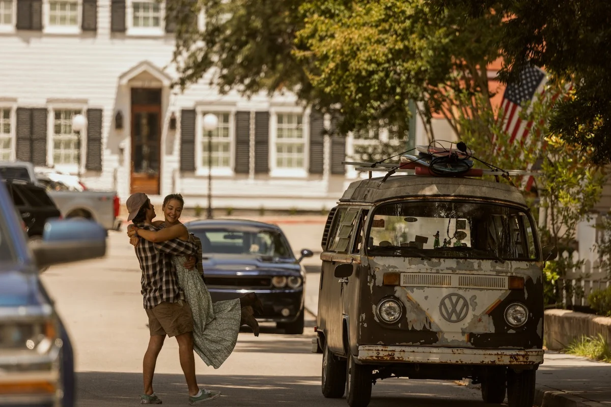 John B e Sarah juntos perto da van dos Pogues em Outer Banks