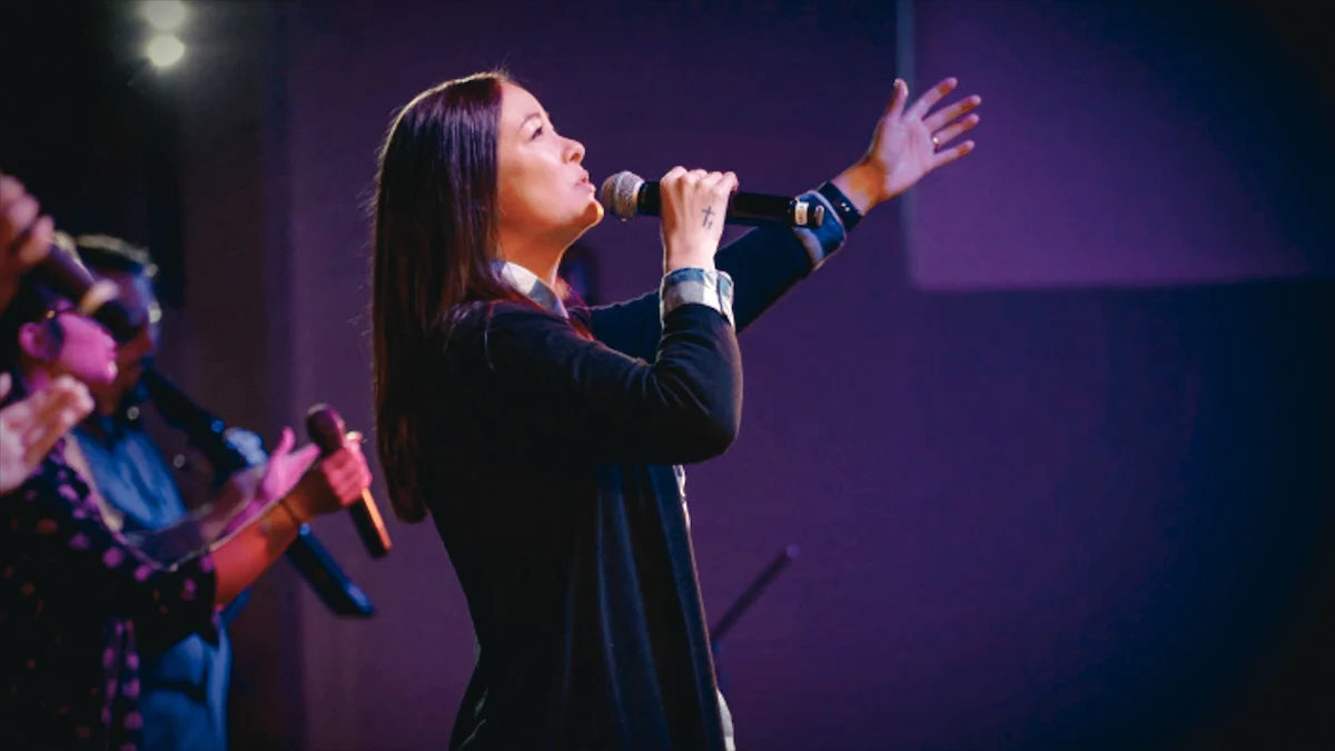 Mica Miller cantando em uma igreja no documentário A Morte da Esposa do Pastor