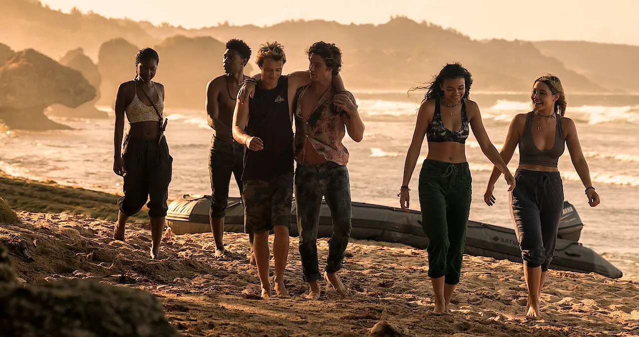 Chase Stokes e Madison Bailey com o elenco de Outer Banks na praia