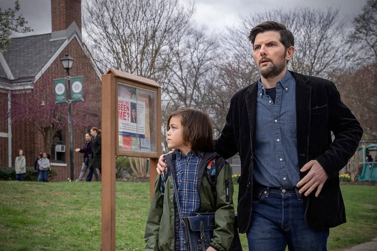 Adam Scott como Tom Kennedy ao lado do filho Jake em O Homem que Sussurra